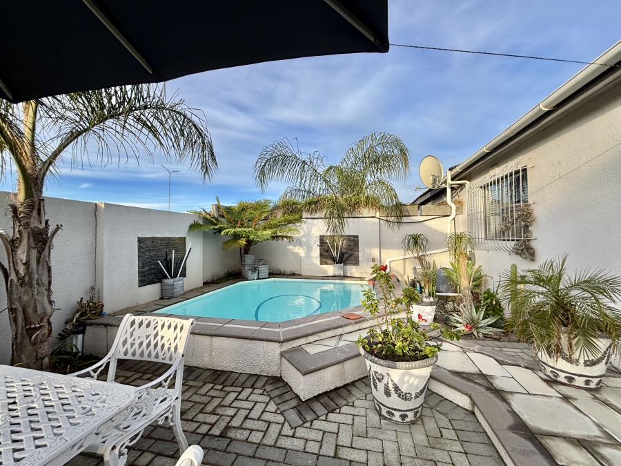 3 Bedroom Property for Sale in Loucharmante Western Cape